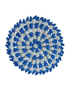 Käsitsi heegeldatud ümmargune pesusvamm akrüüllõngast, sinise ja valge lillemustriga, läbimõõt 28 cm.