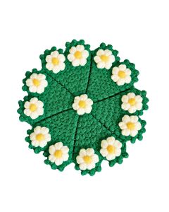 Heegeldatud roheline pesusvamm valgete ja kollaste lilledega, valmistatud käsitööna.
