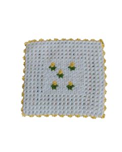 Heegeldatud valge pesusvamm kollaste lillede ja kollase pitsilise äärega, käsitöö