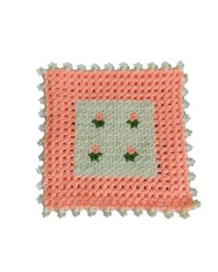 Heegeldatud pesusvamm virsikukarva äärise ja helerohelise lillemotiividest keskosaga, käsitöö.