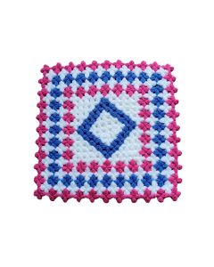 Käsitsi heegeldatud pesusvamm sinise, valge ja roosa ruudumustriga. Pehme ja õrn nahale.