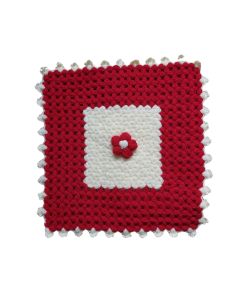 Punase ja valge käsitsi heegeldatud pesusvamm lillemotiiviga. Pehme ja õrn nahale