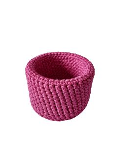 Roosa käsitsi heegeldatud hoiutops, mille sisemuses on tugevduseks kõva papp ja mille põhi on samuti heegeldatud.