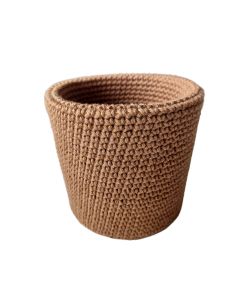 Pruun käsitsi heegeldatud hoiutops, mille sisemuses on tugevduseks taaskasutatud plastämber.