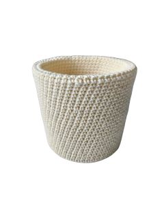 Valge käsitsi heegeldatud hoiutops, mille sisemuses on tugevduseks taaskasutatud plastämber.