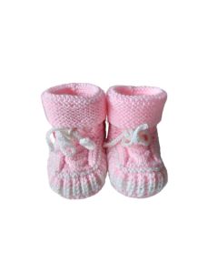 Roosad käsitsi kootud beebipapud valgete detailidega