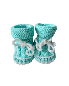 Rohekassinised käsitsi kootud beebipapud valgete detailidega