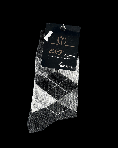 Pildil on meeste sokid musta, halli ja valge teemantmustriga. Sokid on kokku volditud ja musta sildiga, millel on kirjas “E&F Fashion” ja suurus 43–46. Sildil on ka valge kleebisejäänus.