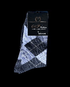 Meeste vabaajasukad musta, halli ja helesinise teemantmustriga. Sokid on pakendatud musta sildiga, millel on kiri "E&F Fashion MEN LEISURE SOCKS" ja suurus 43–46.