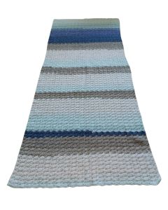 Heegeldatud tekike rahulikes meresinistes ja liivakarva toonides, triibuline muster, mõõtudega 120 × 53 cm.