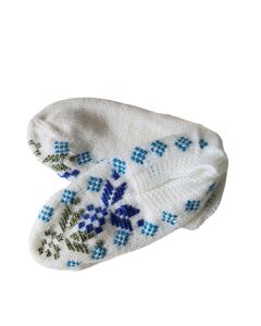 Valged käsitsi kootud Türgi sussid sinise ja rohelise mustriga, pehmed ja mugavad koduseks kandmiseks.