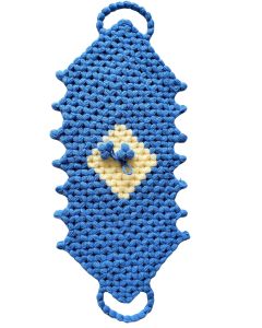 Käsitsi heegeldatud roosa ja valge akrüülist pesusvamm lillemustriga ja riputusaasadega