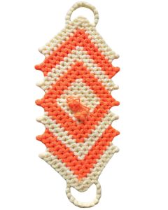 Käsitsi heegeldatud oranž ja valge akrüülist pesusvamm lillemustriga ja riputusaasadega.