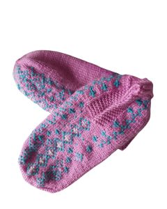 Kootud roosad Türgi sussid valge, rohelise ja kuldse tikandiga.