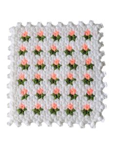 Valge heegeldatud pesusvamm roosade lillede ja roheliste lehemotiividega, käsitöö