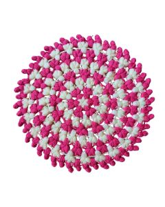 Käsitsi heegeldatud ümmargune pesusvamm akrüüllõngast, roosa ja valge lillemustriga, läbimõõt 28 cm.