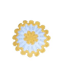 Käsitsi heegeldatud kollane ja valge ümmargune akrüülist pesusvamm lillemustriga.