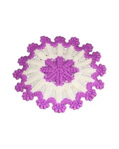 Käsitsi heegeldatud lilla ja valge ümmargune akrüülist pesusvamm lillemustriga.