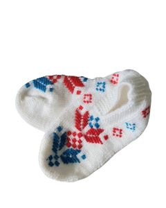 Valged kootud Türgi sussid punase ja sinise tikandiga.